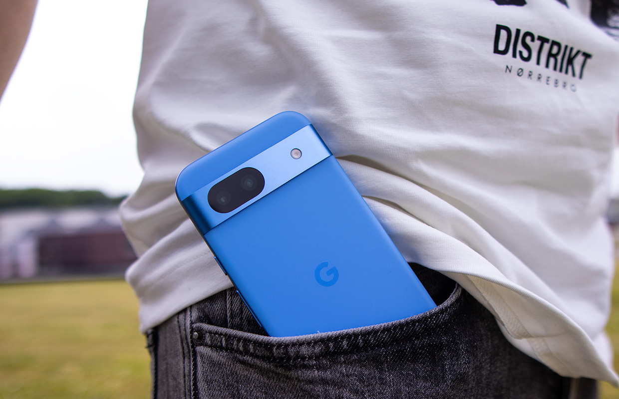 google pixel 8a review in broekzak