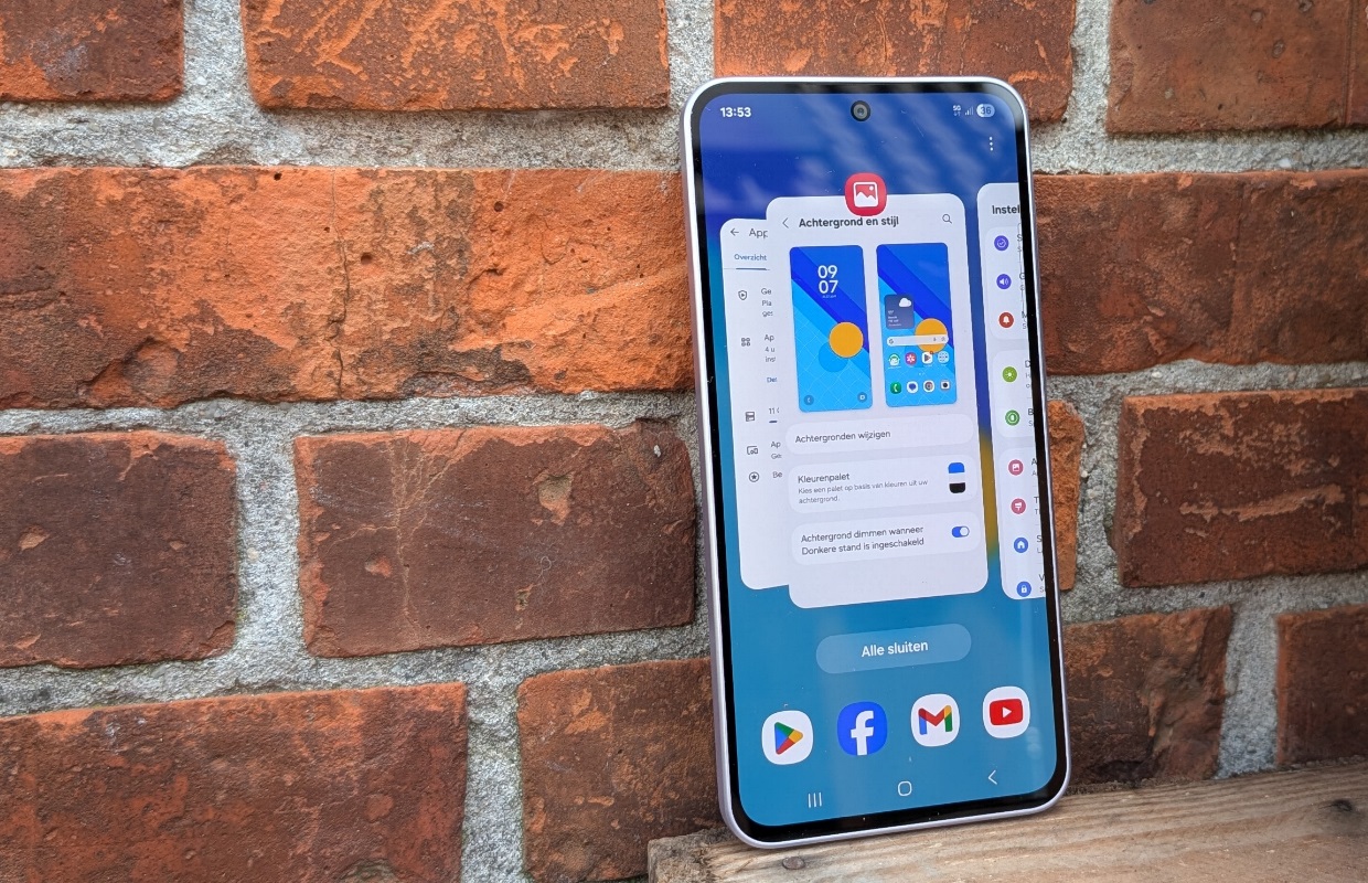 de Samsung Galaxy A36 met het scherm aan tegen een bakstenen muur.