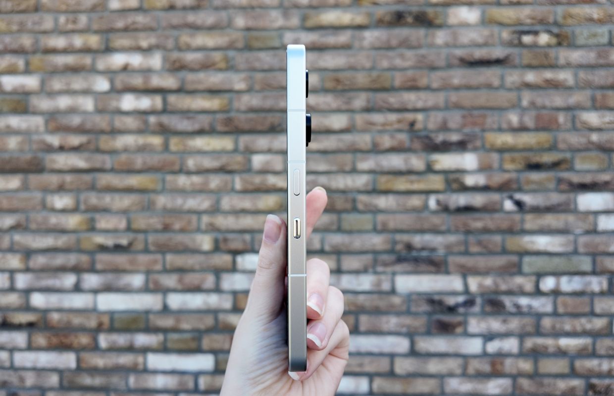 de zijkant van de Nothing Phone 3 in het wit.