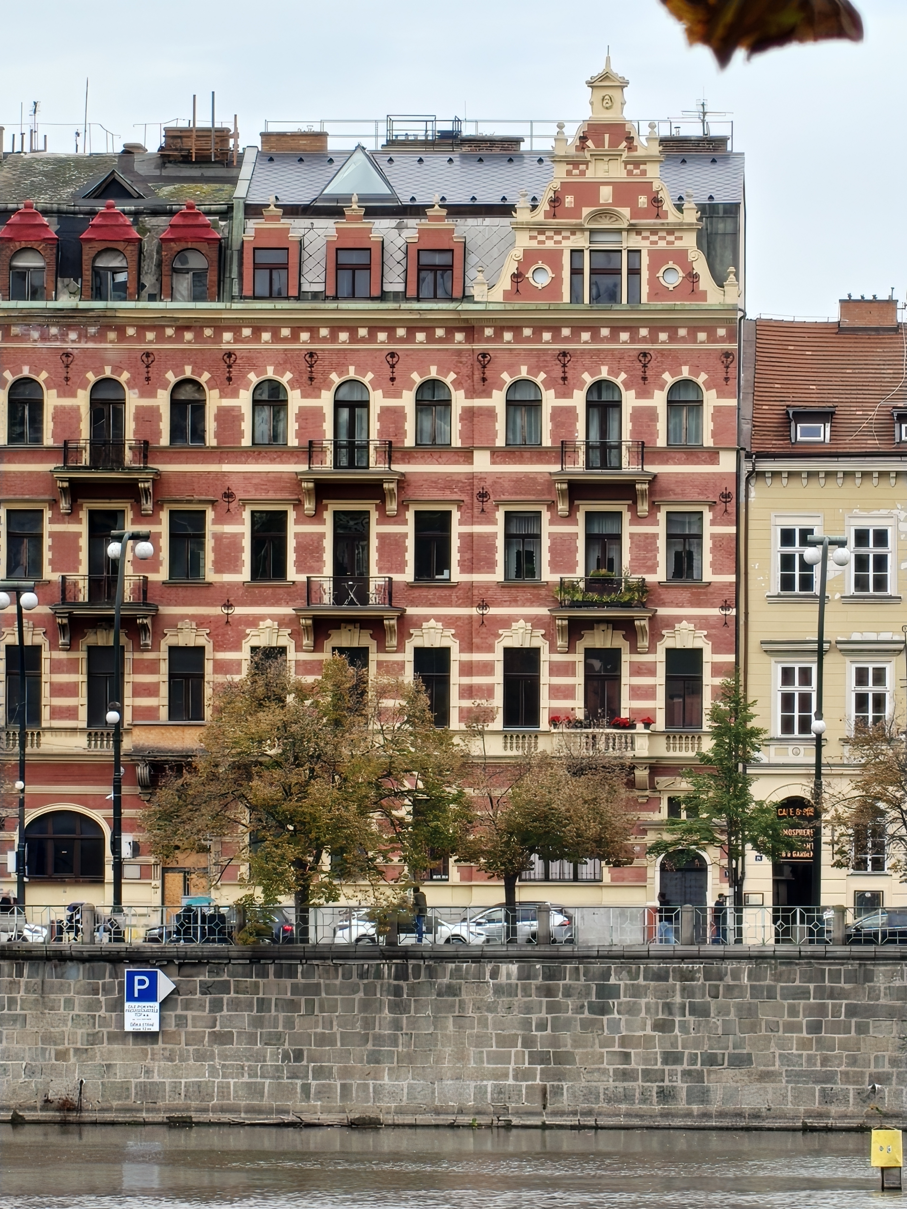 Zicht op rivier en kade Praag